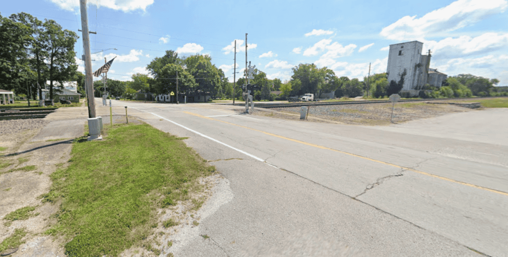 Picture of the roads of Woodland, IL and some train tracks